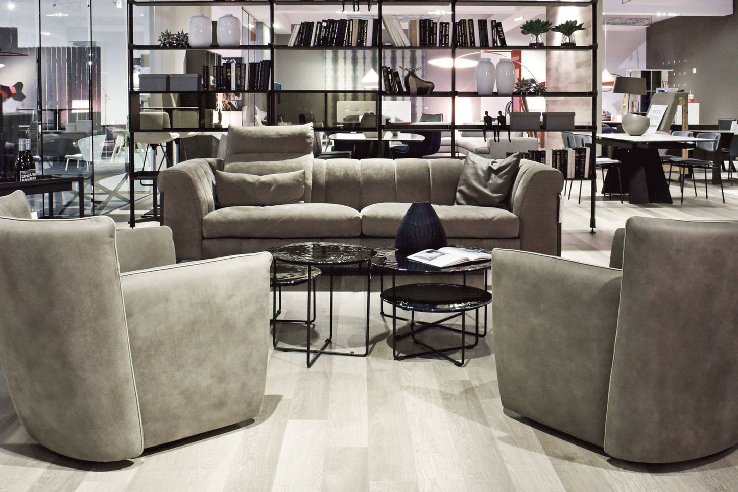 Tulip Swivel Chair - Clay Leather