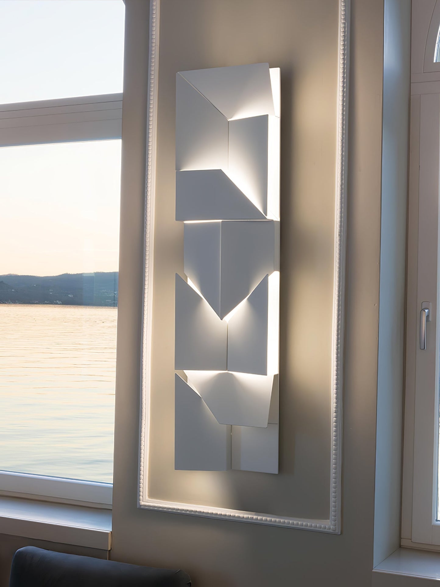 Shadows Rechargeable Grand Wall-mounted light Sconce