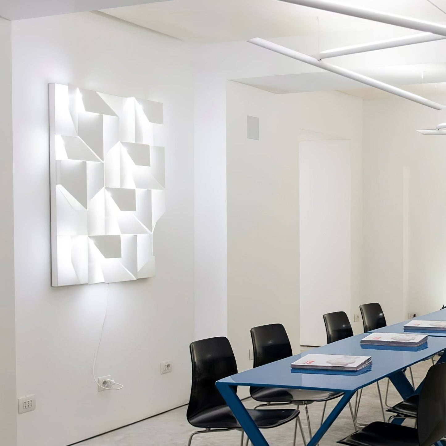 Shadows Rechargeable Grand Wall-mounted light Sconce